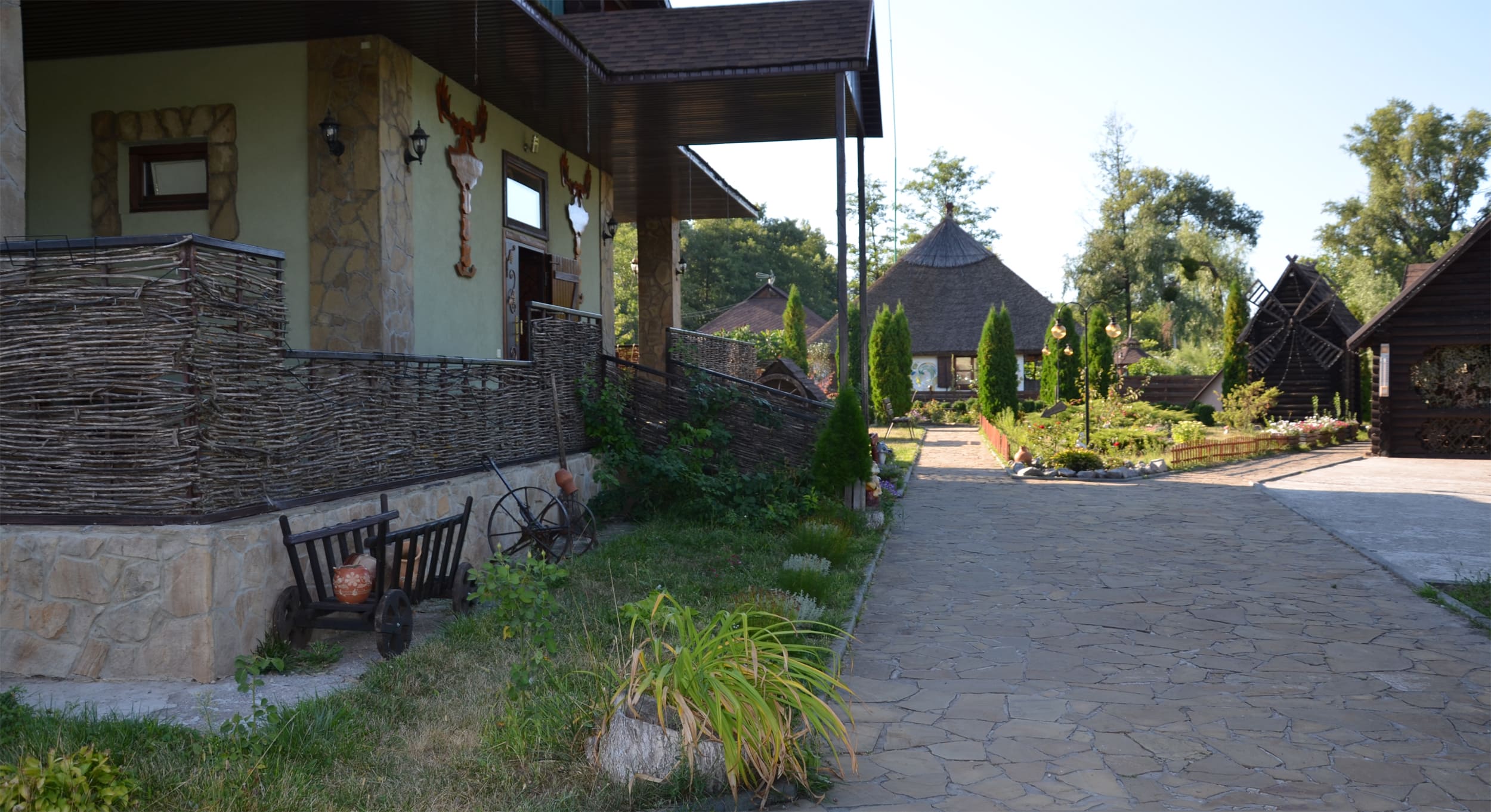 Сервіси на території